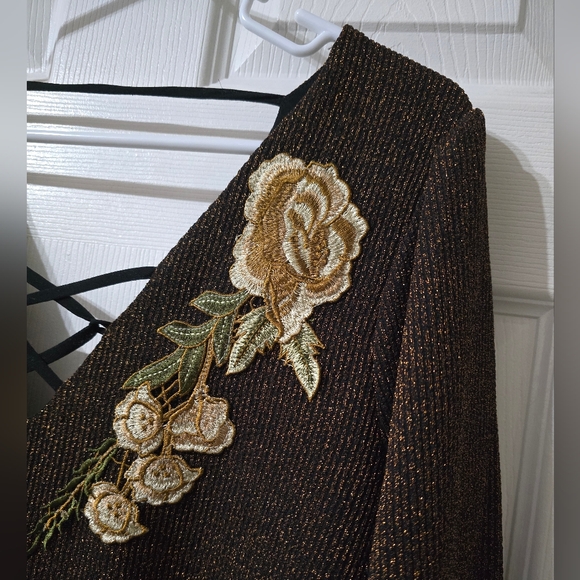 Gimmicks by BKE Floral Embroidered Brown & Gold Metallic Top, Deep V-Neck, EUC! - Picture 5 of 9